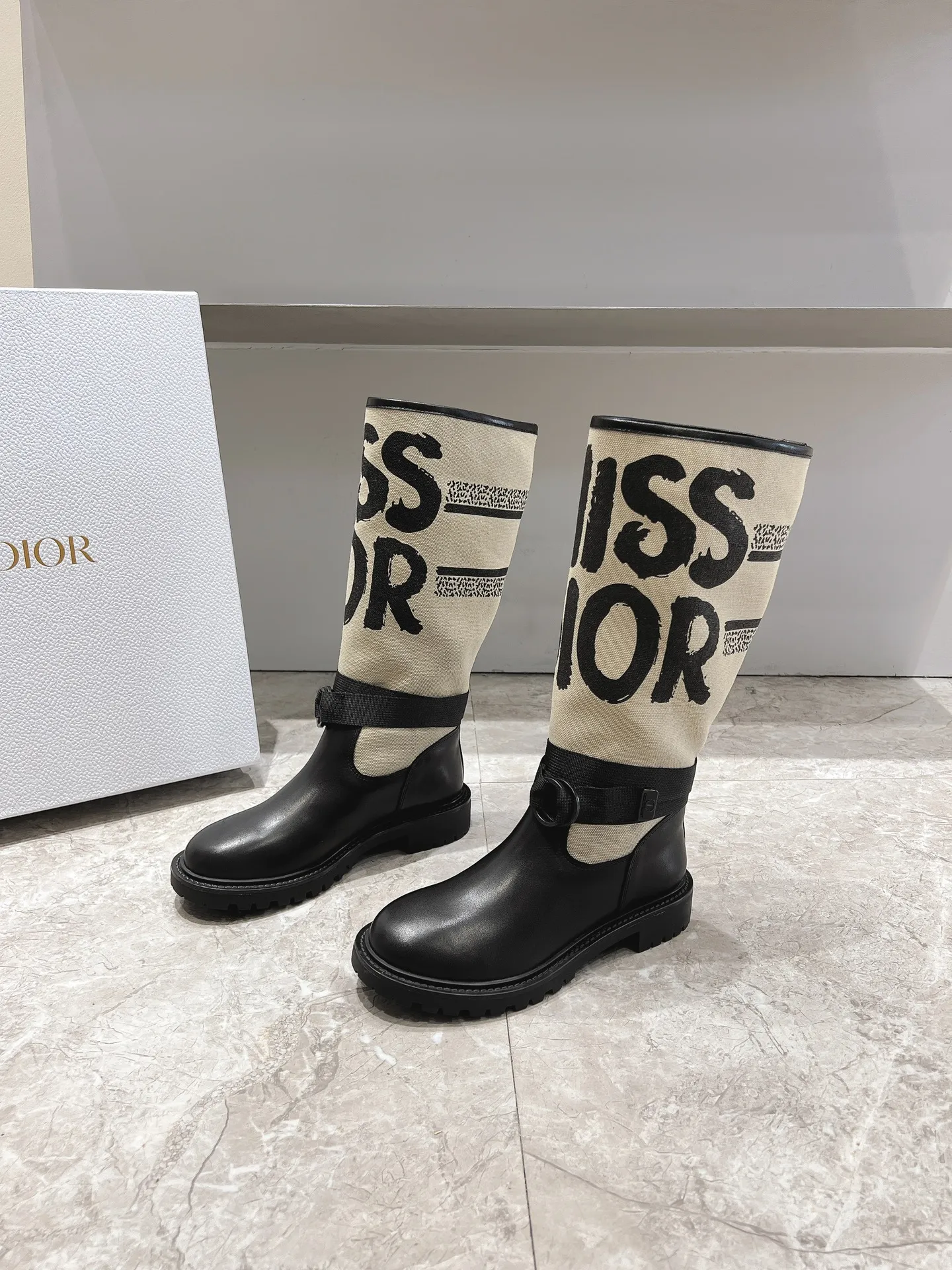 👟👟Ex-factory price 820👟👟 D-Major boots use unique design elements to create a striking appearance. Crafted from black technical fabric and calf leather, it's easy to put on and take off. Taking inspiration from the Dior Book Tote bag, it features a two-tone "Christian Dior" signature on the top. Adjustable nylon straps with "CD" logo and rippled rubber soles set the tone for the bold silhouette. The boot shaft is decorated with the "Christian Dior" logo. The ankle is surrounded by a technical fabric band with brass rings. Notched rubber soles are decorated with Christian Dior's lucky star symbol. Upper: cowhide stitching fabric. Outsole: original molded outsole. Size: 35-41 (40.41 customization is not returnable)